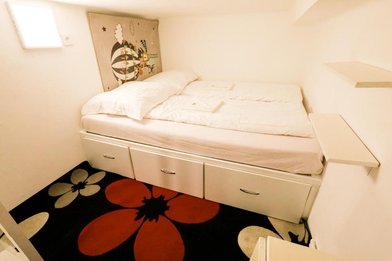 Center Apartment 5 Private Room For 19 People 布达佩斯 外观 照片